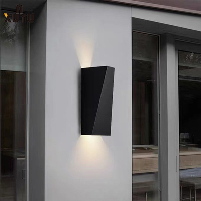 Geometryczna zewnętrzna lampa ścienna 85*205*85mm szkło aluminiowe
