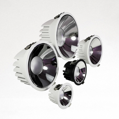 Wbudowany reflektor LED typu Downlight z powłoką antyrefleksyjną w salonie hotelowym